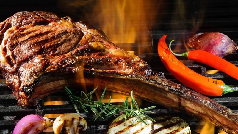 Carne a la parrilla con verduras y romero